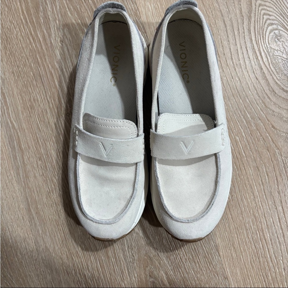 Vionic Women's Off-White Loafers